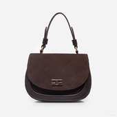 
                             Сумка українського бренду ТМ  "Lucherino" стане хорошим придбанням не на один рік.  Невелика жіноча сумочка виготовлена з високоякісного шкірзамінника та якісної надійної фурнітури. Одне відділення з додатковими кишеньками. Сумочка з короткою ручкою та довгим регульованим ремінцем.