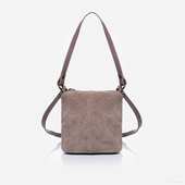 
                             Зручна сумочка невеликого розміру від української торгової марки "LucheRino". Модель виготовлена з шкірзамінника та натурального замшу. Одне відділення з внутрішніми кишенями для мобільного телефону, дрібниць та один на застібці. Одна коротка та довга ручки, які повністю знімаються.