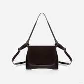 
                             Сумка українського бренду ТМ  "Lucherino" стане хорошим придбанням не на один рік.  Невелика жіноча сумочка виготовлена з високоякісного шкірзамінника та якісної надійної фурнітури в кольорі - нікель. Одне відділення з однією кишенею на застібці.